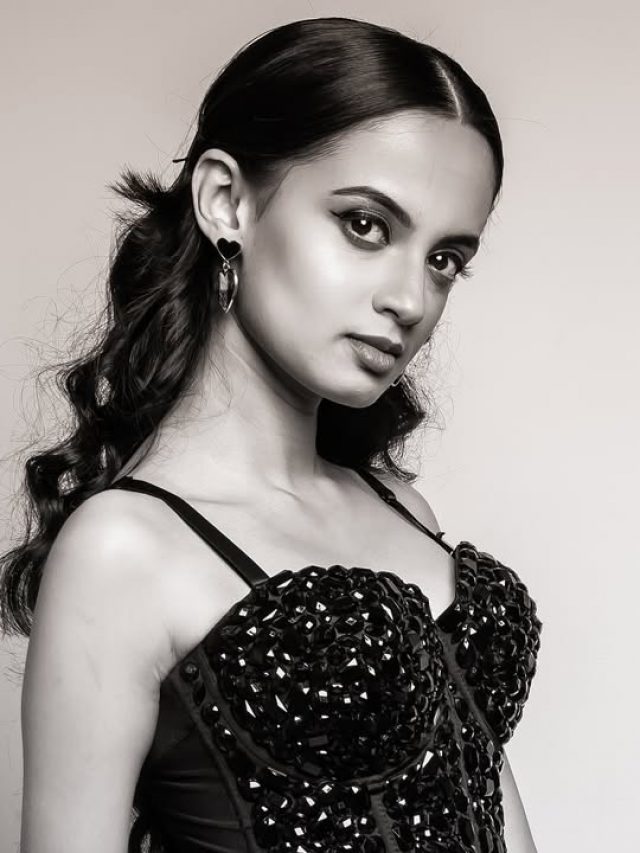Ketaki Mategaonkar : केतकीच्या  नव्या फोटोंची नेटकऱ्यांमध्ये चर्चा, ब्लॅक ड्रेसमध्ये दिसतेय ग्लॅमरस
