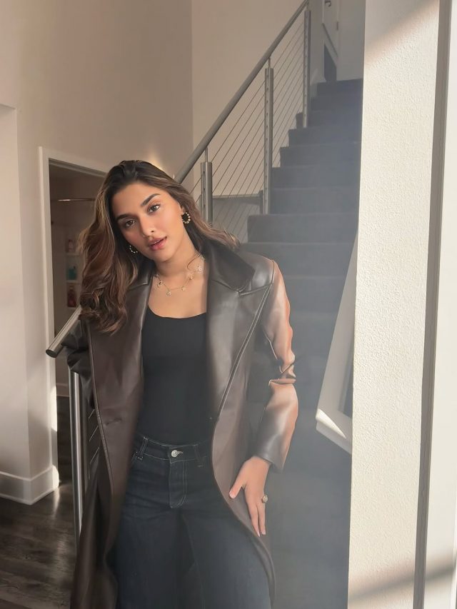 Saiee Manjrekar : सईचा स्टायलिश लूक, लेदर जॅकेटमधील फोटो व्हायरल