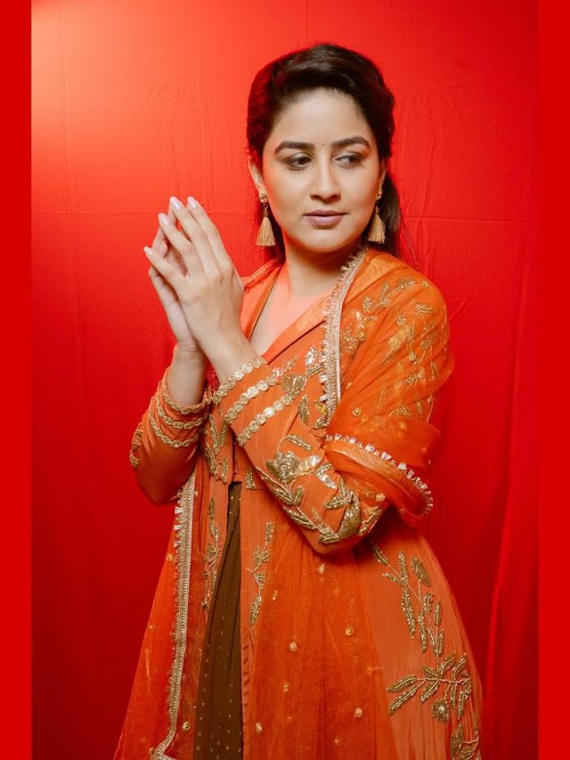 Vaidehi Parashurami : भगव्या रंगाच्या ड्रेसमध्ये  वैदेही परशुरामी