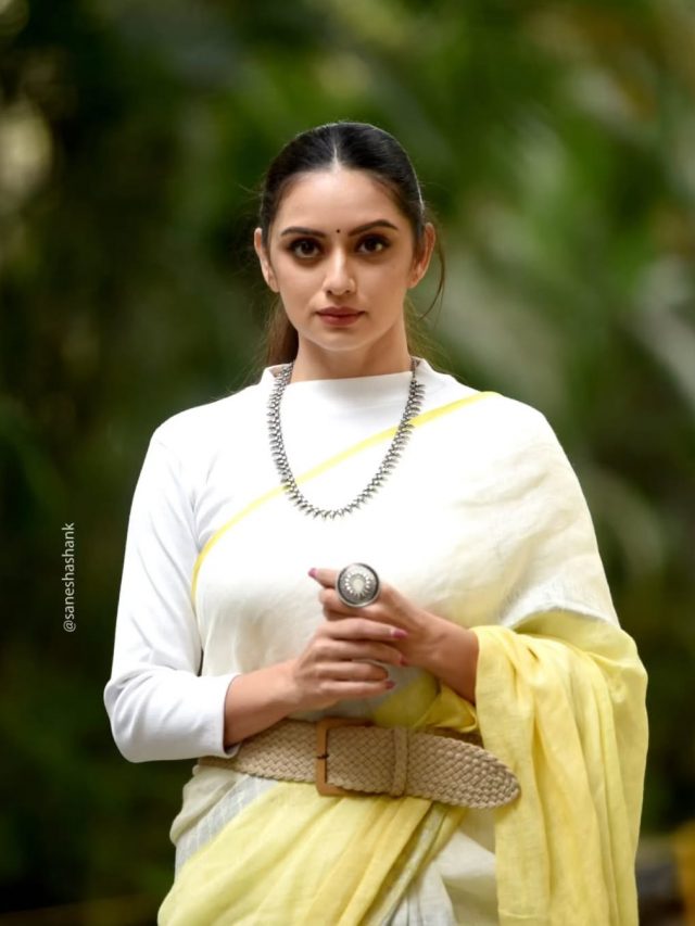 Shruti Marathe :  सौंदर्यवती श्रुती मराठेचं साडीतलं नवं फोटोशूट