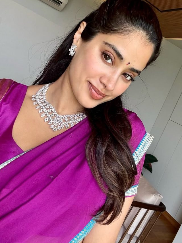 Janhvi Kapoor :  जांभळ्या रंगाच्या साडीत खुललं जान्हवीचं सौदर्यं...