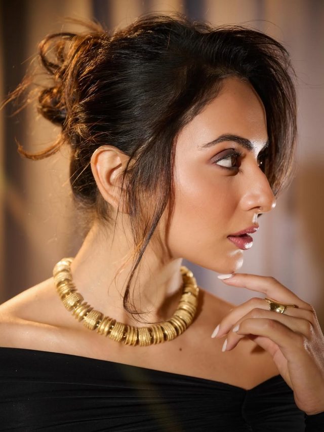 Rakul Preet Singh : रकुल प्रीत सिंहचा कुल लूक; मादक अदा पाहून चाहते घायाळ