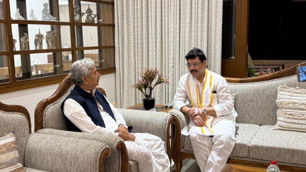 Dhananjay Munde And Namdev Shastri