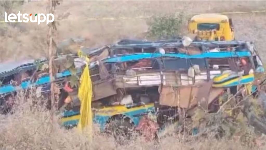 नाशिक-गुजरात महामार्गावर भीषण अपघात; भाविकांची बस दरीत कोसळली; ७ जणांचा मृत्यू
