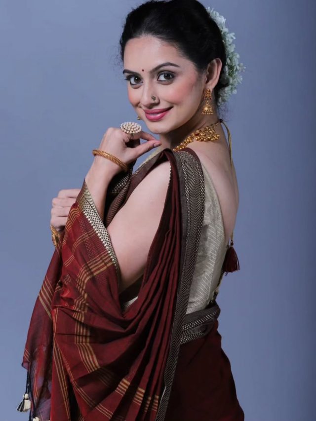 Shruti Marathe :  श्रुतीच्या लाल साडीतल्या फोटोंनी वेधलं चाहत्यांचं लक्ष...