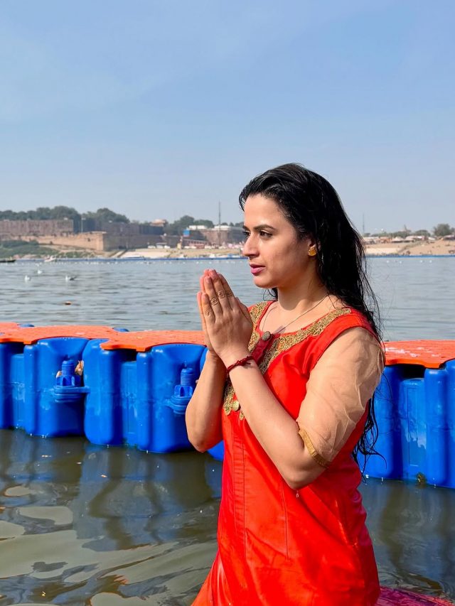 Prajakta Gaikwad : प्राजक्ता गायकवाडने महाकुंभ मेळ्यात केलं पवित्र स्नान, पाहा फोटो