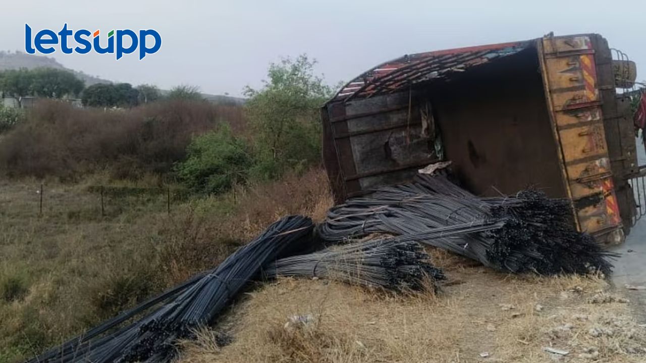 बीड महामार्गावर अंबडजवळ अपघात; सळई घेऊन जाणारा ट्रक उलटला; चालक जागीच ठार