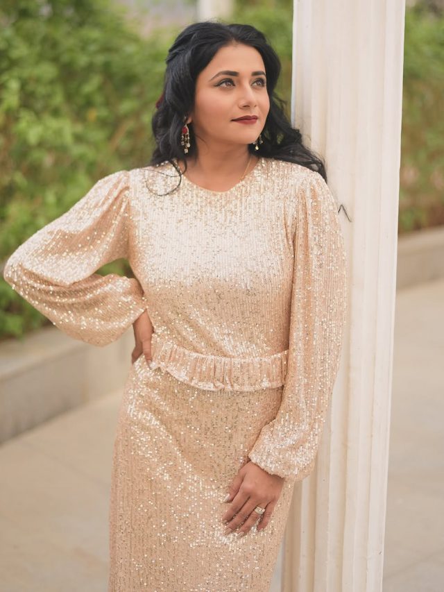 Jui Gadkari :  जुईचा  सोनेरी गाऊनमध्ये ग्लॅमरस लूक, चाहत्यांचे वेधले लक्ष...