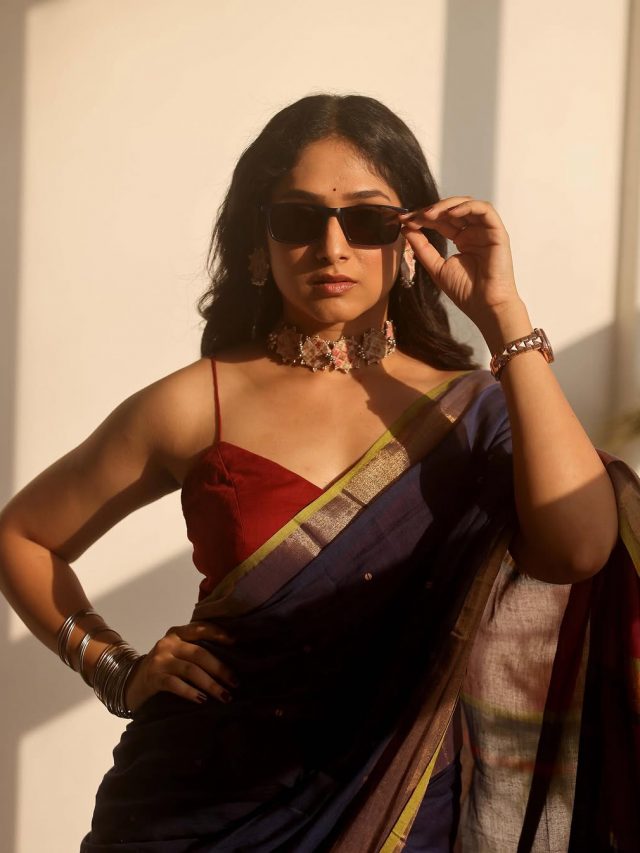 Priyadarshini Indalkar  : निळ्या कॉटन साडीत प्रियदर्शिनी कडक अन् मादक अंदाज...