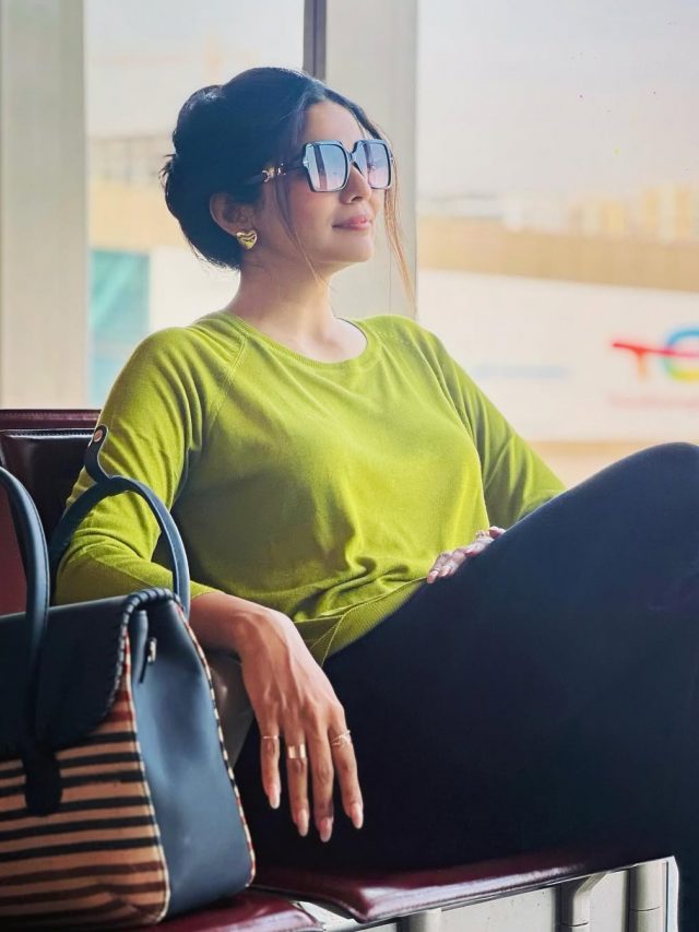 Pooja Sawant : 'कलरफूल' पूजा सावंतचा कडक अंदाज,  पाहा फोटो