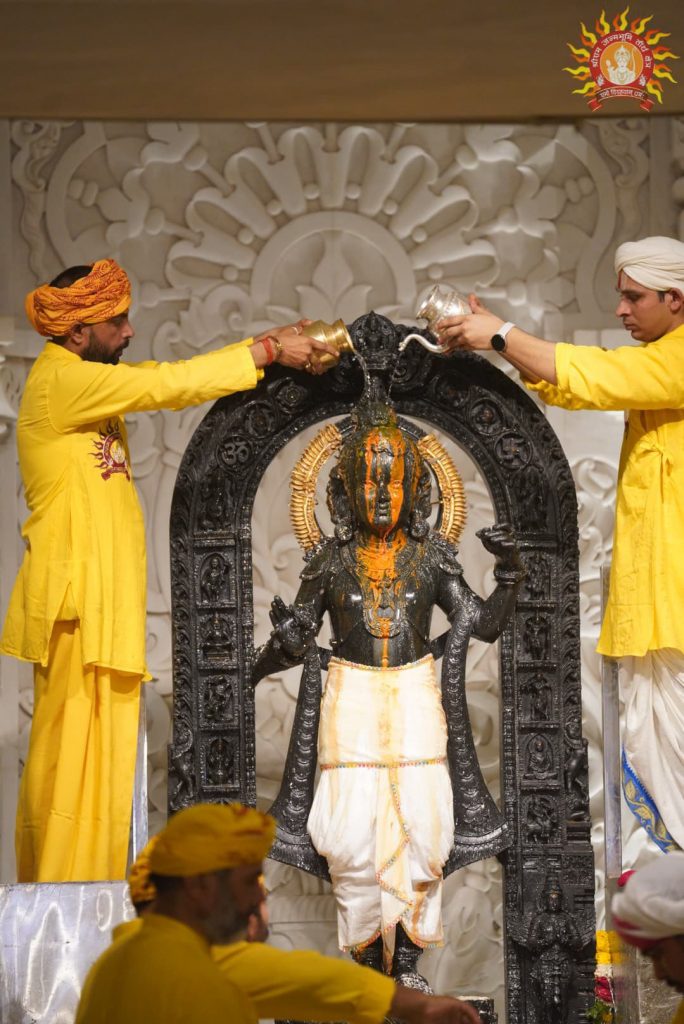 यावेळी धार्मिक विधीवत पूजेवूसार रामललाच्या मुर्तीला दुधाचा अभिषेक घालण्यात आला.