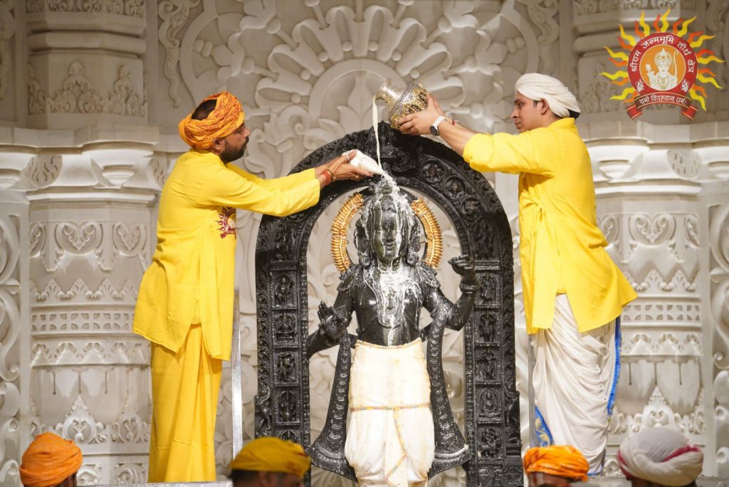 सुर्यतिळकासाठी मंदिराचे दरवाजे काही वेळासाठी बंद करण्यात आलं होतं, सूर्यटिळक स्पष्टपणे दिसावे म्हणून गर्भगृहातील दिवेही बंद करण्यात आले.