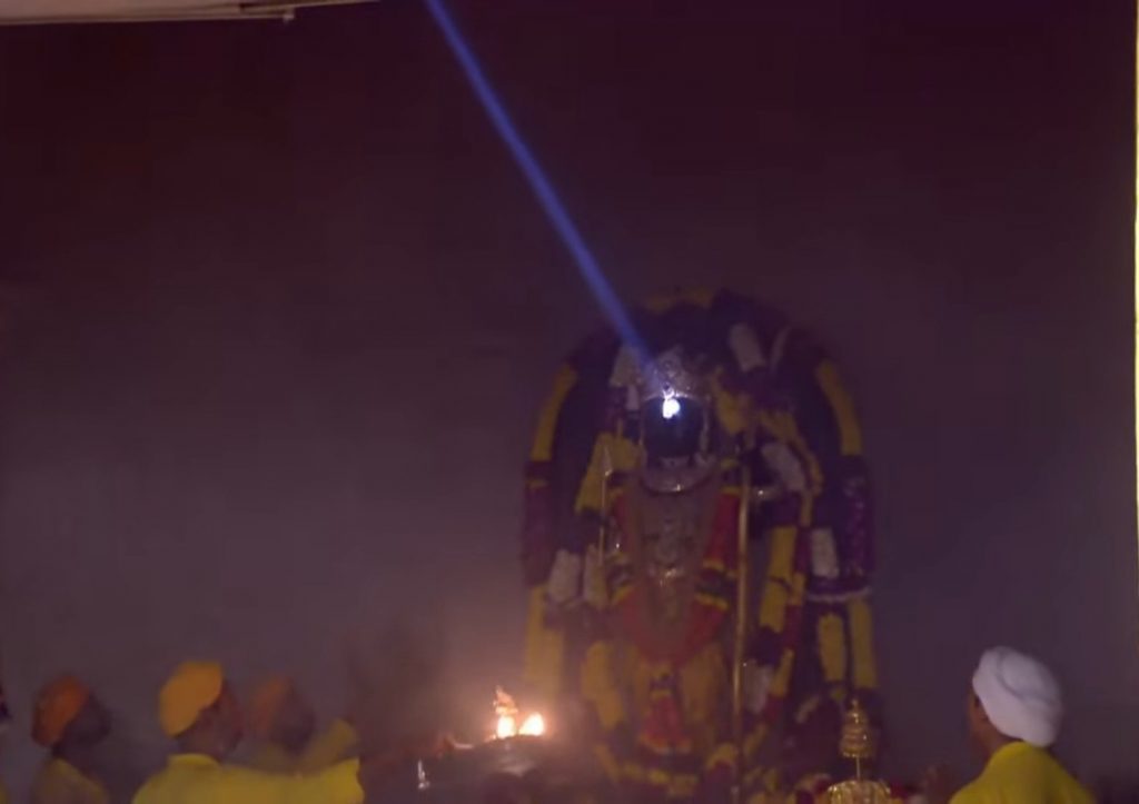 अयोध्येतील राम मंदिरात श्री राम नवमीनिमित्त दुसऱ्यांदा रामललाच्या कपाळावर सूर्यतिळक लावण्यात आला आहे.