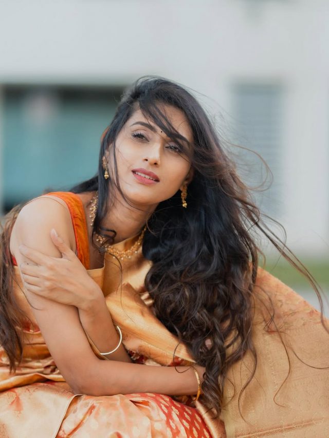 Reshma Shinde : रेश्माचा केशरी रंगाच्या साडीतील क्यूट लूक; चाहत्यांचे वेधले लक्ष...