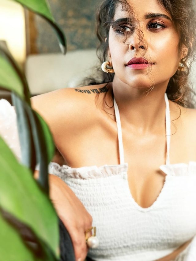 Sai Tamhankar :  परम सुंदरी..! पांढऱ्या ड्रेसमध्ये सईचा बोल्ड अँड ब्यूटीफुल अंदाज...