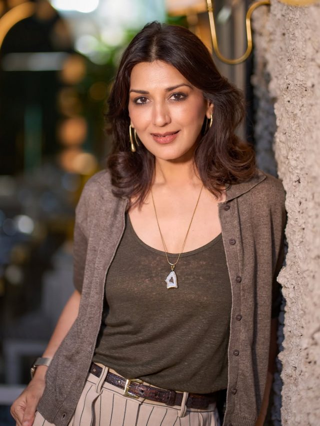 Sonali Bendre :  सोनाली बेंद्रेचा ग्लॅमरस लूक पाहून चाहते झाले फिदा
