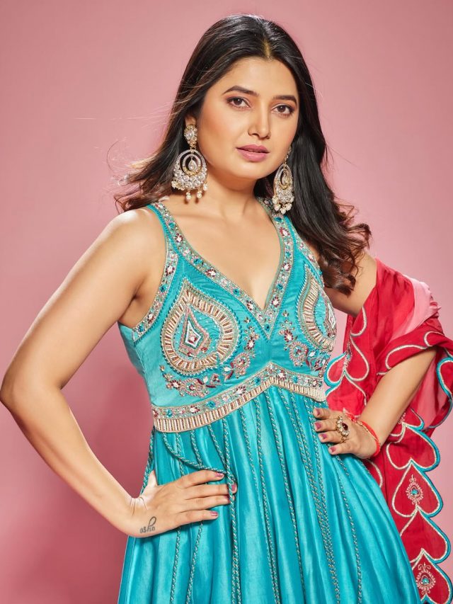 Prajakta Mali : मोरपंखी ड्रेसमध्ये प्राजक्ताच्या कातील अदा, चाहत्यांचा नजरा हटेना