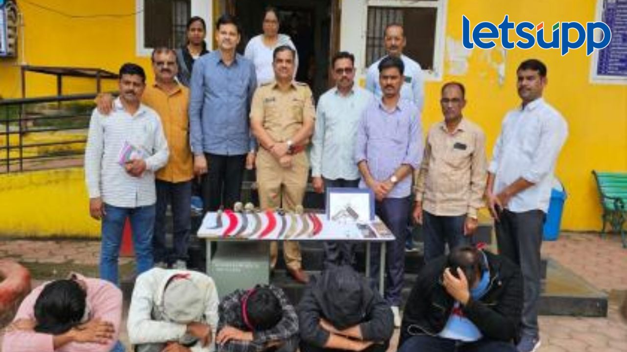 छत्रपती संभाजीनगरच्या खुलताबादमध्ये सापडले अवैधरित्या शस्त्र, ७ जणांना पोलीसांनी घेतलं ताब्यात