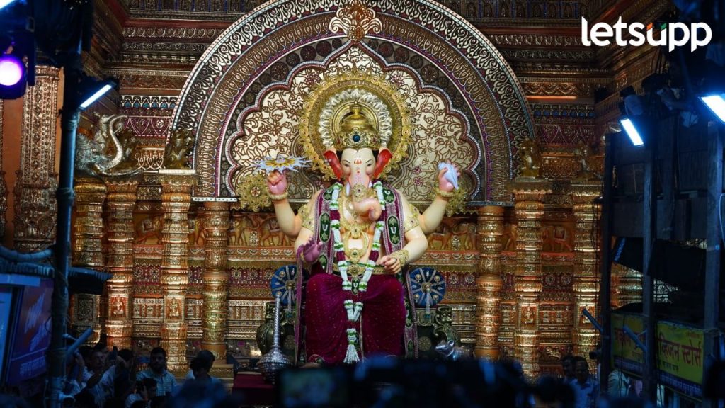 लालबागच्या राजाचा दरबाराची उंची यंदा ५० फुटापर्यंत वाढवली; सुवर्ण गजानन महल साकारला