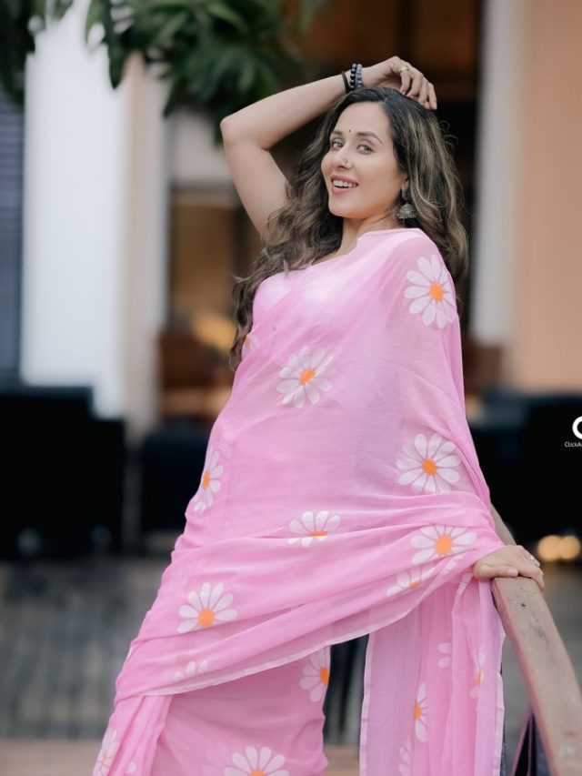 पिंक फ्लोरल साडीमध्ये तेजस्विनीचा सुंदर लूक
