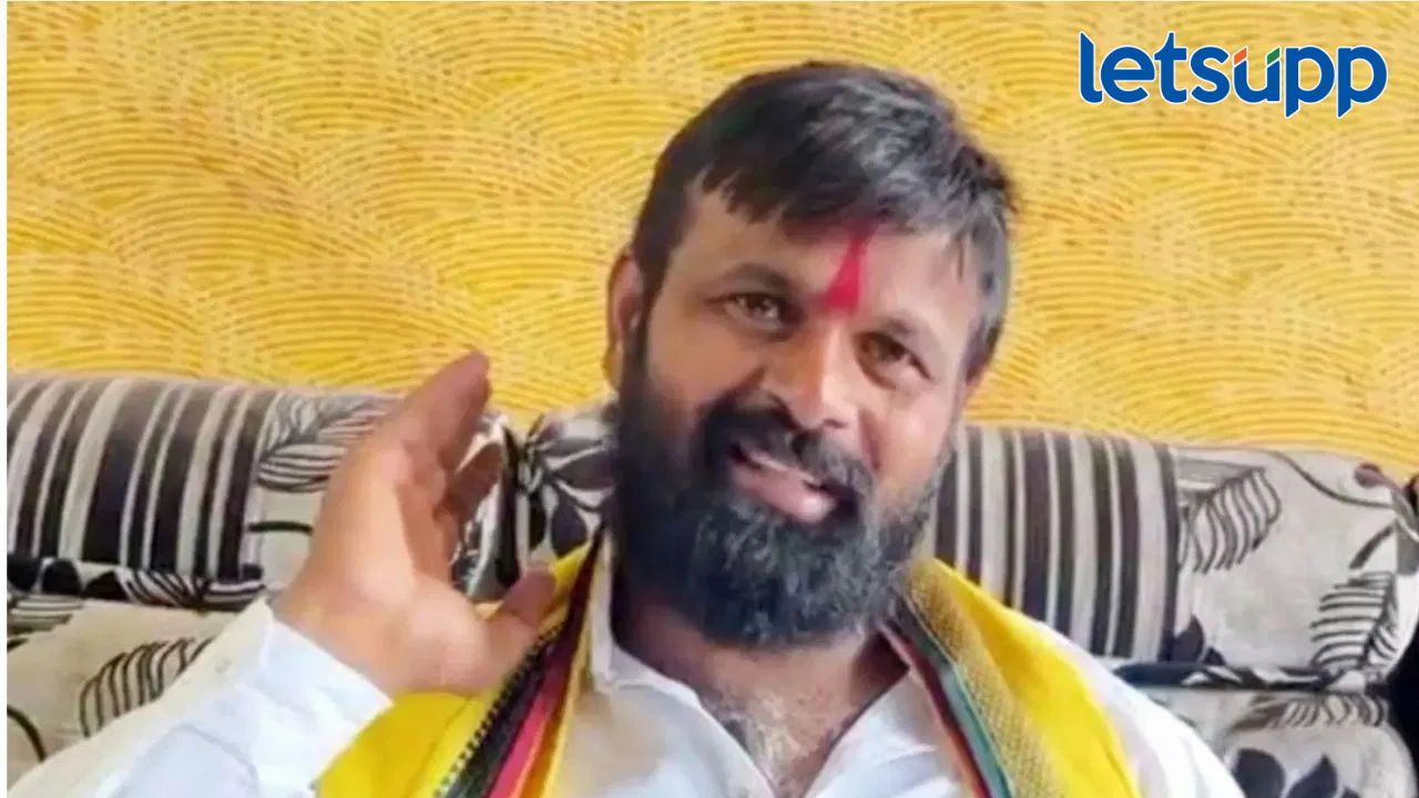 मोठी बातमी! जीआरच्या विरोधात ओबीसींमध्ये संतापाची लाट; लक्ष्मण हाके यांनी GR फाडला