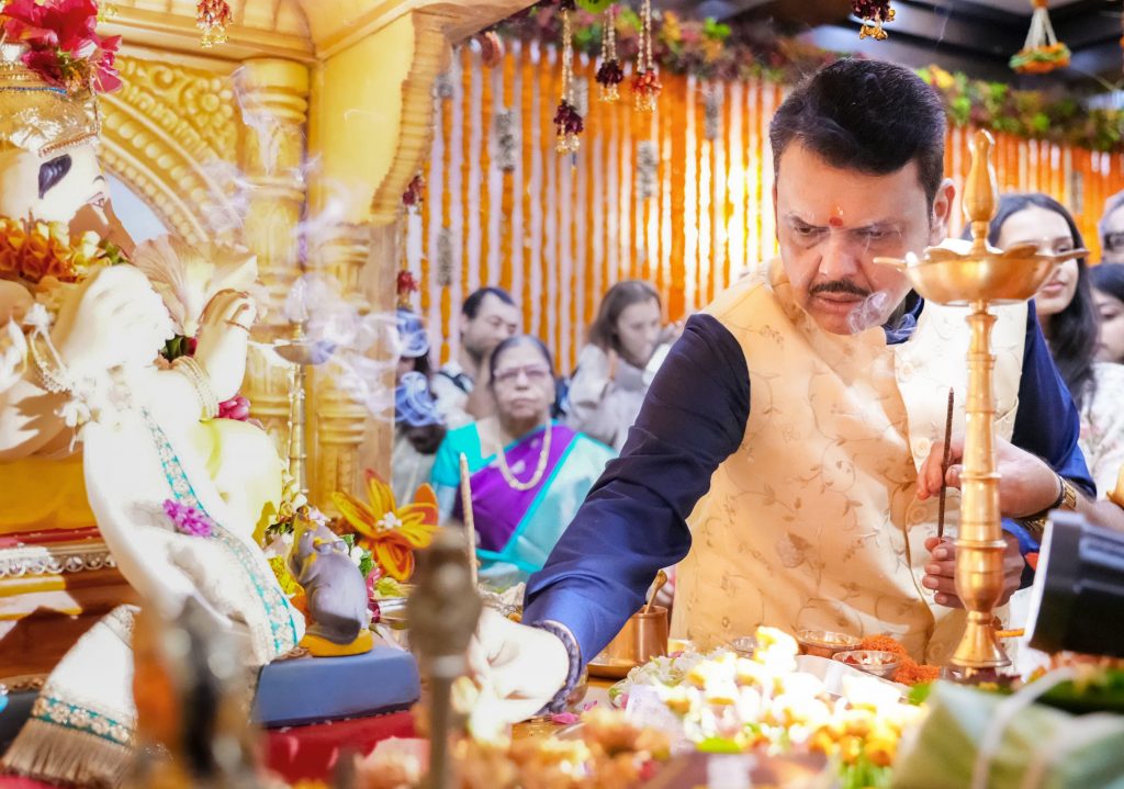 CM Fadnvis doing aarti