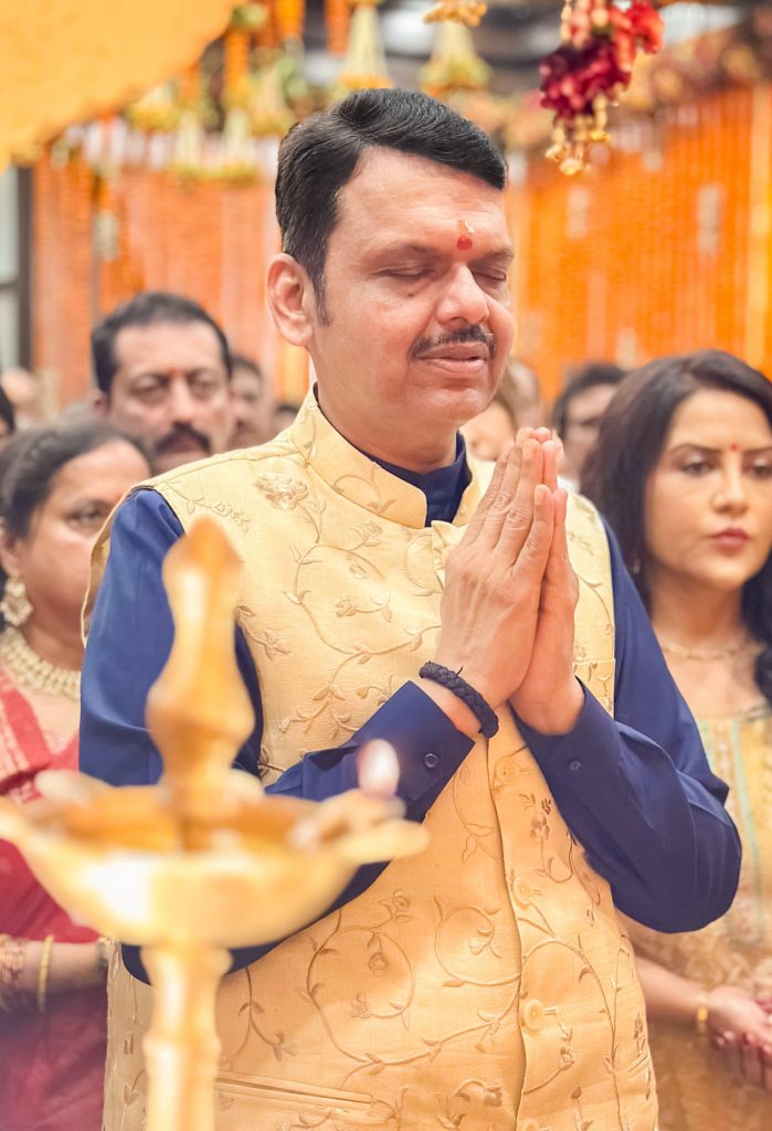 CM Devendra Fadnvis doing aarti