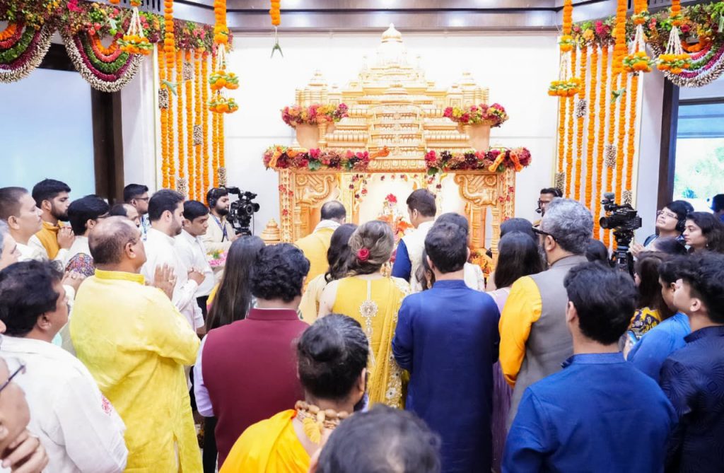 CM Fadnvis doing aarti