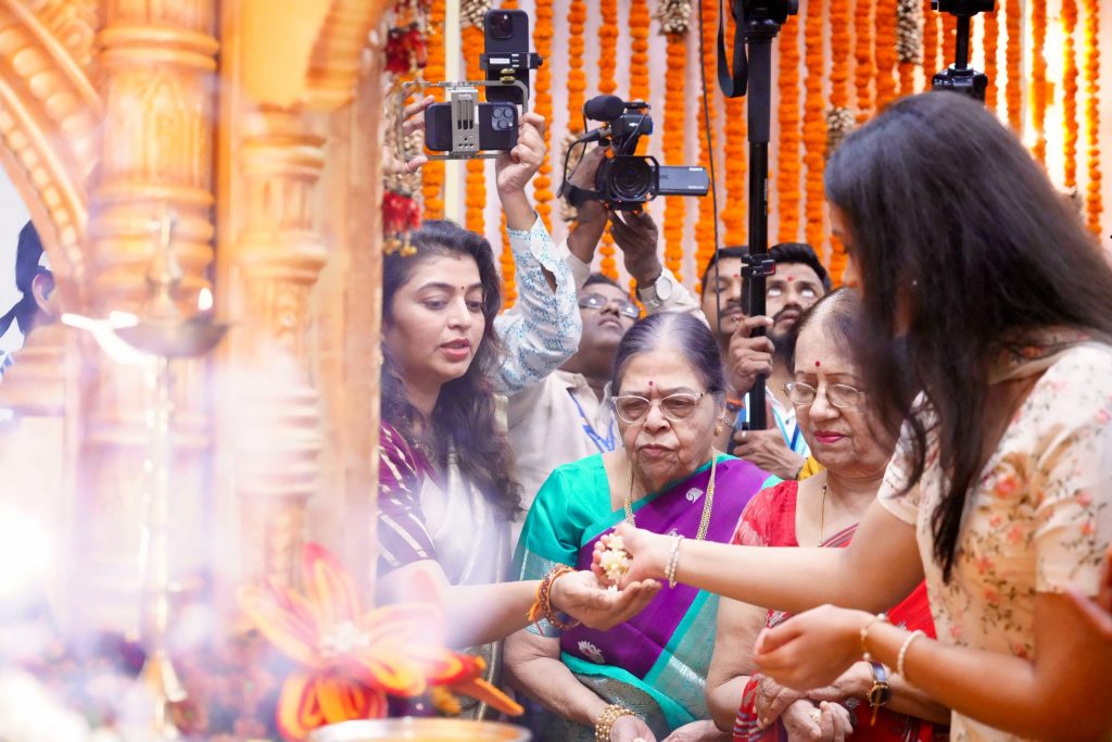 CM Fadnvis doing aarti at Varsha