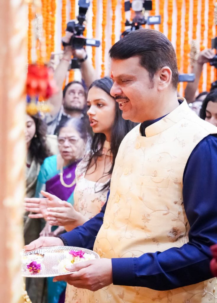 CM Devendra Fadnvis doing aarti at Varsha