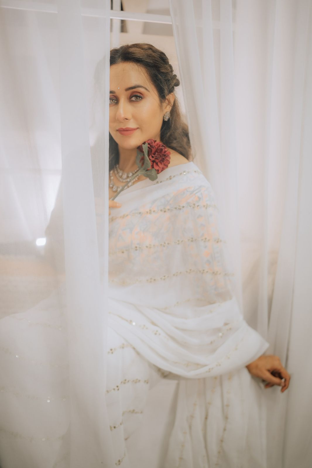 पांढऱ्या रंगाची साडी परिधान केल्याने तेजस्विनीचा लूक उठून दिसतोयं