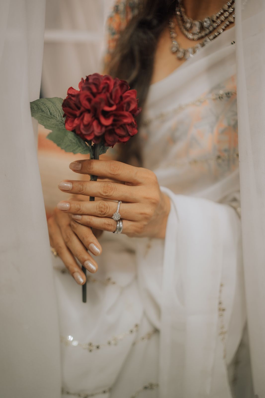 पांढऱ्या रंगाची साडी परिधान केल्याने तेजस्विनीचा लूक उठून दिसतोयं