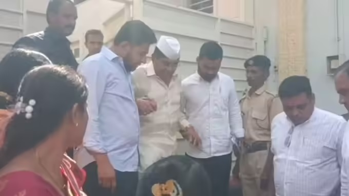 Shivajirao Kardile : आदल्याच दिवशी सुजय विखेंचा हात धरुन पायऱ्या उतरले; माणसातला माणूस कर्डिलेंचा भावूक करणारा फोटो… Kardile