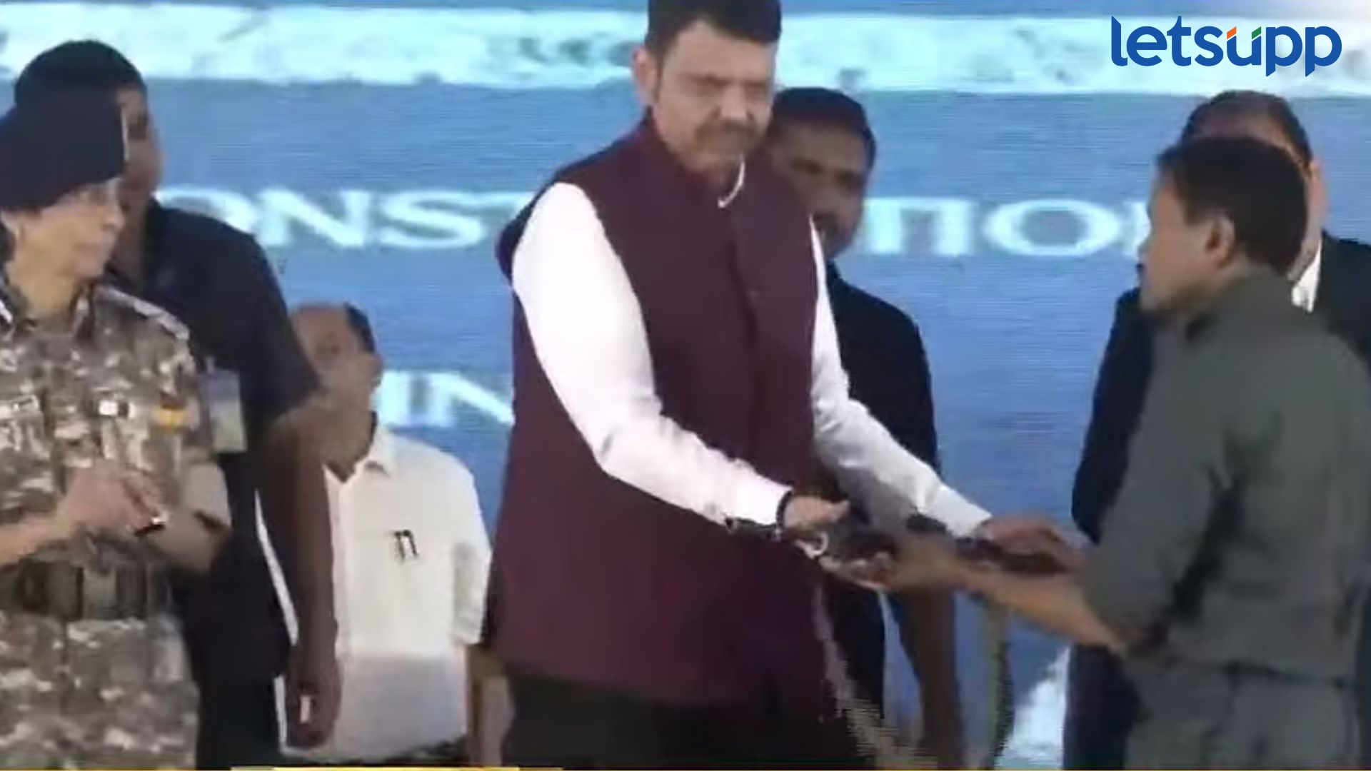 Video : नक्षलवाद्यांच्या समाप्तीचा चॅप्टरला सुरूवात; फडणवीसांसमोर भूपतीसह 60 जणांनी हत्यार टेकलं