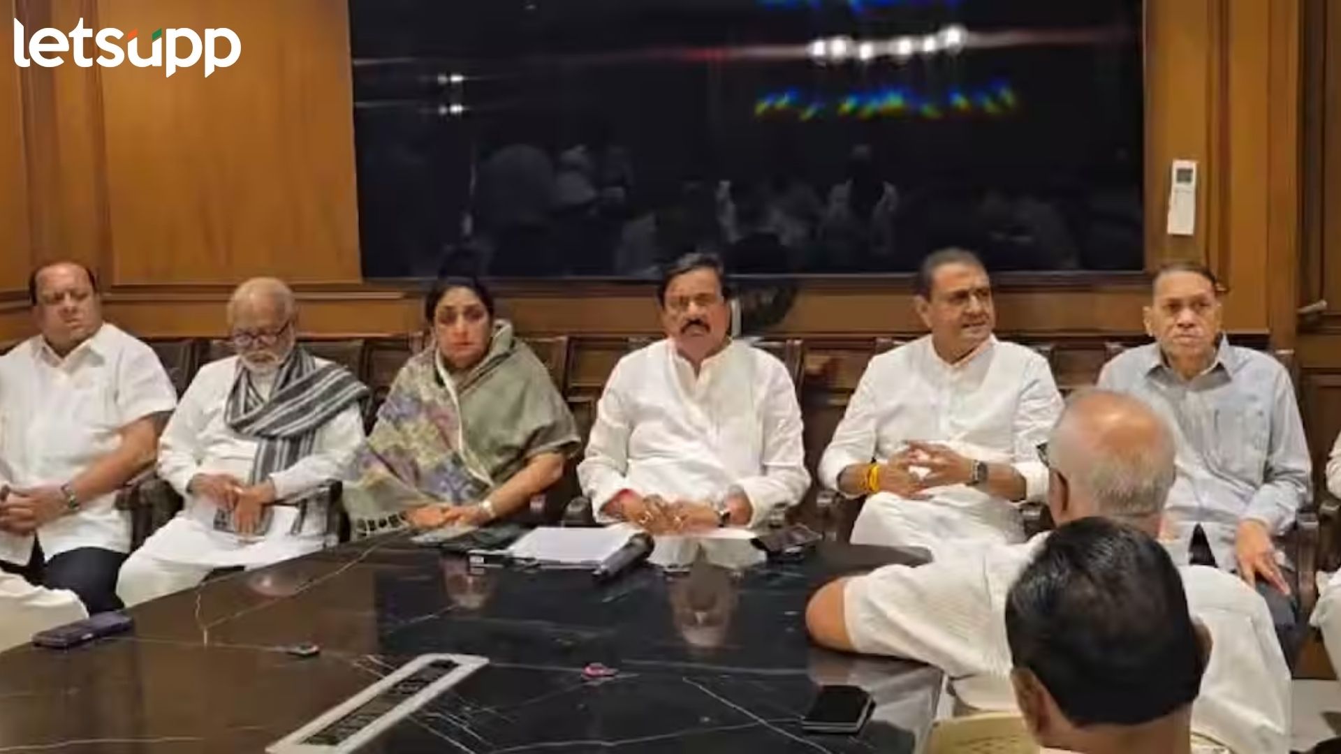 सुनेत्रा पवारांची एकमताने गटनेतेपदी निवड पण, ठरावाच्या पत्रावर तीन आमदारांच्या सह्याचं नाही