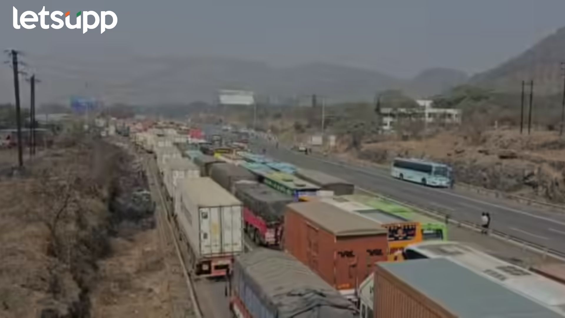 मोठी बातमी! 20 तासांपासून एक्सप्रेस वे वर महाकोंडी; एसटी प्रशासनानं घेतला बस रद्द करण्याचा निर्णय