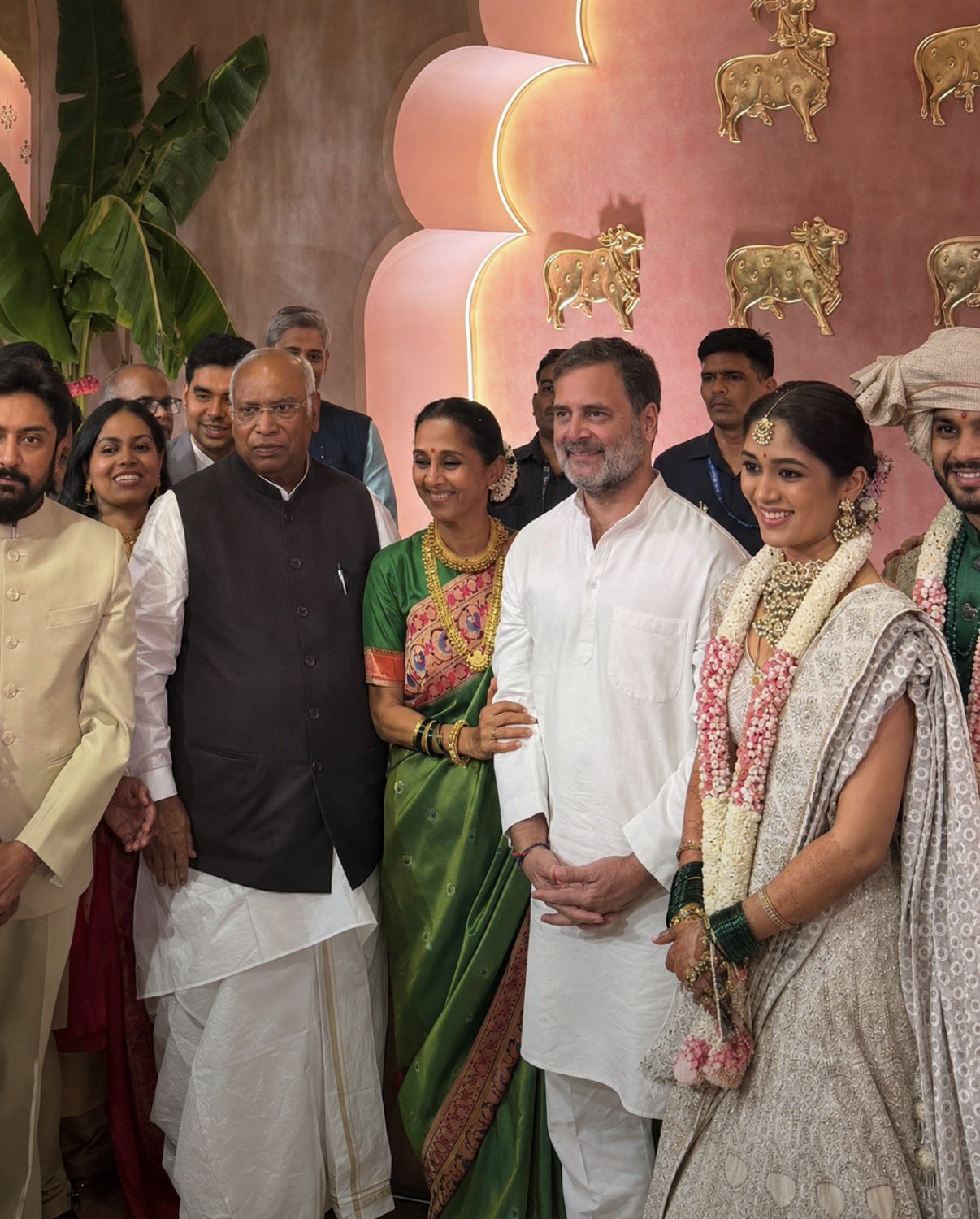 काँग्रेसचे राष्ट्रीय नेते राहुल गांधी आणि पक्षाध्यक्ष मल्लिकार्जुन खरगे यांनीदेखील विवाह सोहळ्याला उपस्थित राहून वधू-वरांना भावी आयुष्यासाठी शुभेच्छा दिल्या.