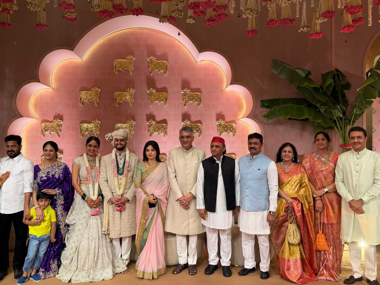 समाजवादी पक्षाचे प्रमुख अखिलेश यादव यांनी संपत्तीनिक या विवाहसोहळ्याला हजेरी लावली आणि शुभाशीर्वाद दिले.