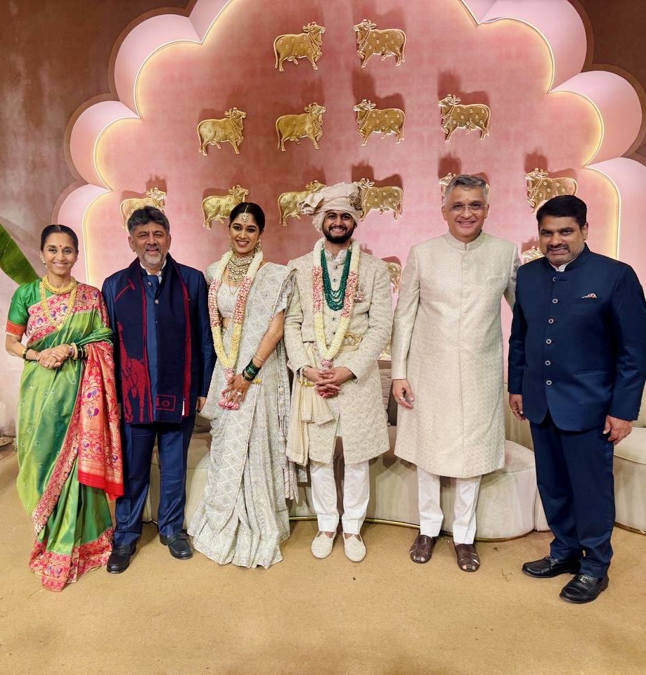 कर्नाटकचे मुख्यमंत्री डी. के शिवकुमार यांनी लावली खासदार सुप्रिया सुळे यांच्या मुलीच्या विवाहसोहळ्याला उपस्थिती. नवदाम्पत्याला दिले शुभाशीर्वाद