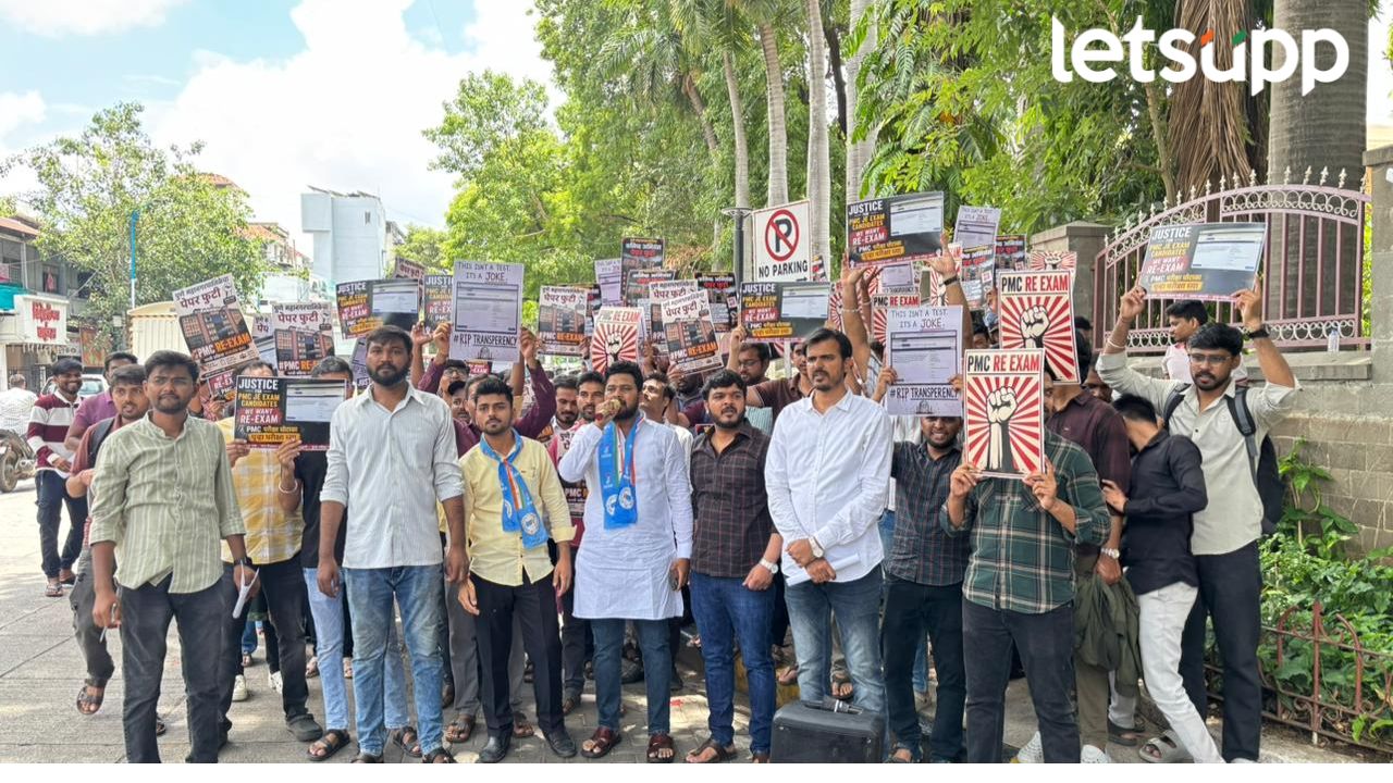 Junior Engineer Candidates Hold Protest Outside Pune Municipal Corporation