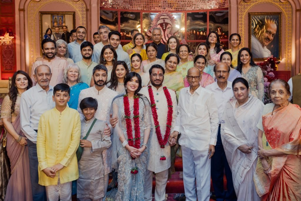 पार्थ पवार यांचा अभिनेत्री कायनात दारा हिच्याशी साखरपुडा झाला. यावेळी संपूर्ण पवार कुटुंबिय उपस्थित होते.
