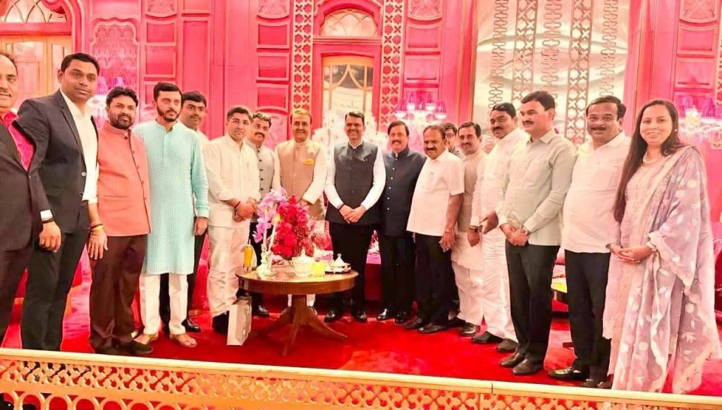 पुण्यातील रीडस कार्लटन हॉटेलमध्या साखरपुड्याचा समारभं आयोजित करण्यात आला असून त्यासाठी दिग्गज नेते उपस्थित होते.