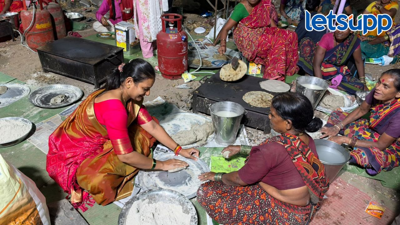 चुलीवर भाकरी थापत अमोल खताळ यांच्या पत्नी नीलमताईंनी जपला साधेपणा, महाप्रसाद भंडाऱ्यात रमल्या सेवेत Untitled Design 2026 10 26T125752.248